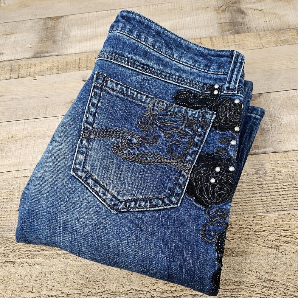 Wrangler Rock 47 Jeans Size 9 Women's Mid-Rise Embroidered‎ Designs Bootcut Leg